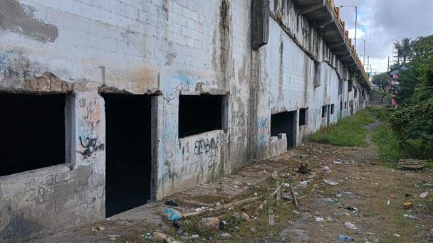 Old school premises under the Duarte bridge deteriorate