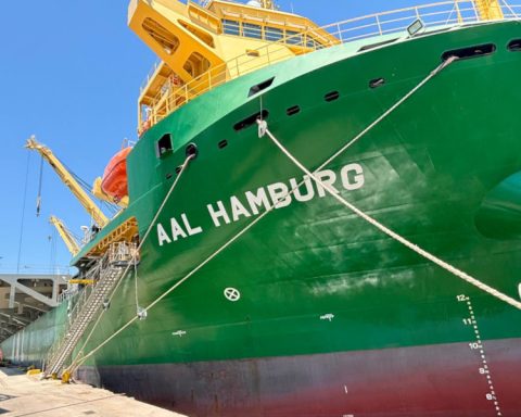 Operation in the ANP Palmira: 33 of the 400 barges entered