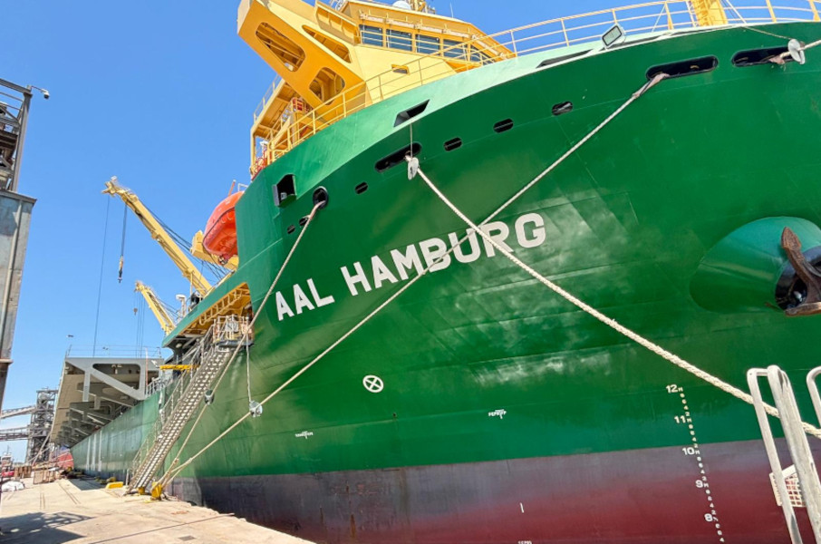 Operation in the ANP Palmira: 33 of the 400 barges entered