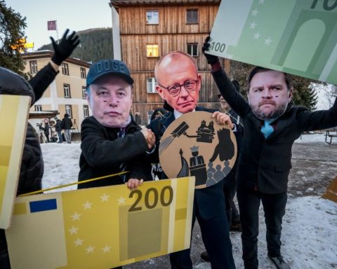 Oxfam: The ultra-rich are 4,000 times more likely to hold political office