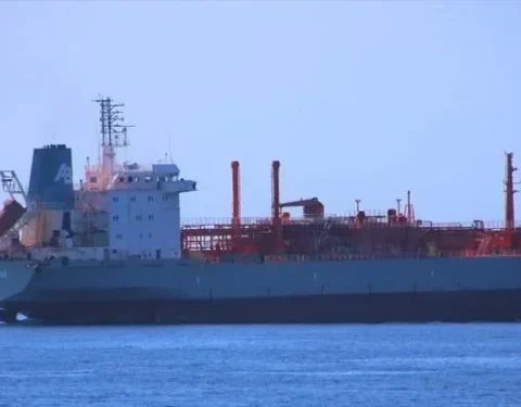 El petrolero Eugenia Gas se dirige a la Isla