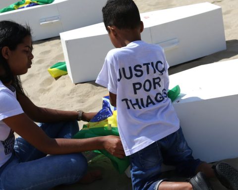 PMs accused of boy's death go to popular jury in Rio