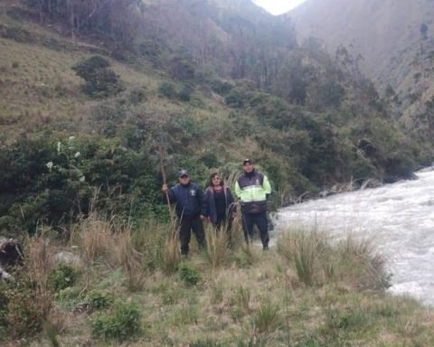 Pasco: older adult disappears after falling into an overflowing river while crossing an artisanal bridge