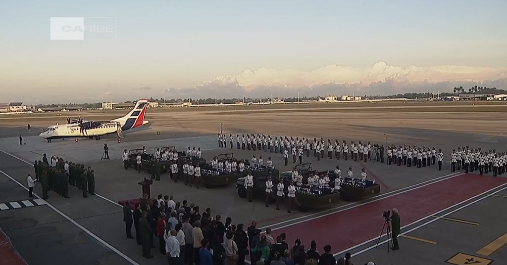 Patriotic-military deployment at the arrival of the 32 Cubans who died in Venezuela