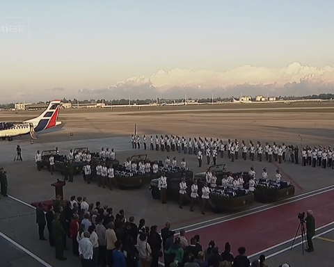 Patriotic-military deployment at the arrival of the 32 Cubans who died in Venezuela