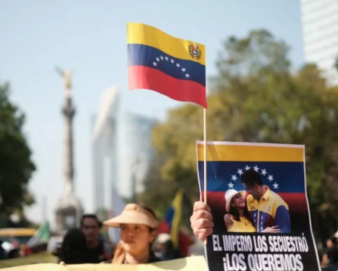 People around the world continue in the streets demanding the release of Maduro and Flores