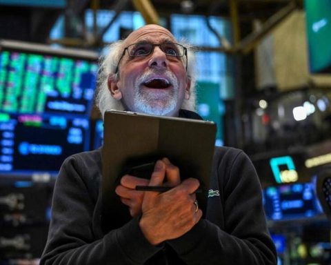 People replace time deposits with investments in mutual funds