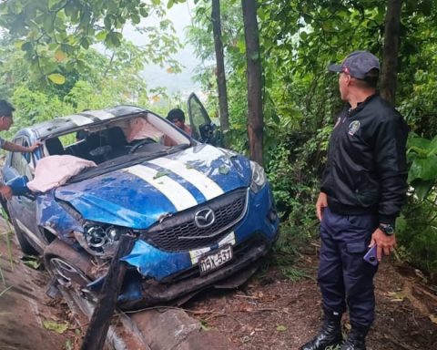 Perené: Vehicle goes off course on a dangerous curve and leaves two injured