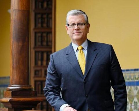 Peru advocates "peaceful transition led by Venezuelans themselves"