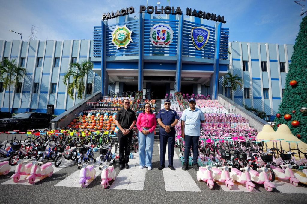 Niños de policías reciben juguetes en emotivo encuentro por el Día de los Reyes