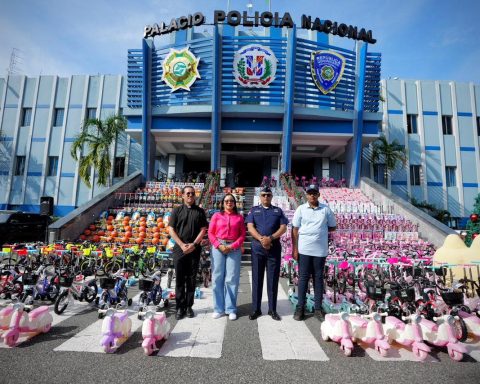 Niños de policías reciben juguetes en emotivo encuentro por el Día de los Reyes