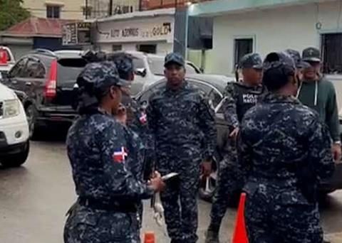 Police close streets in Higüey for the arrival of the New Year