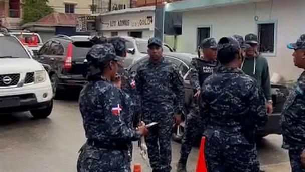 Police close streets in Higüey for the arrival of the New Year