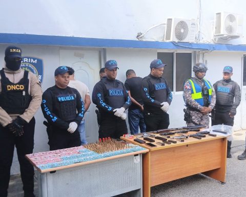 Policía ocupa arsenal de armas y arresta tres en Barahona