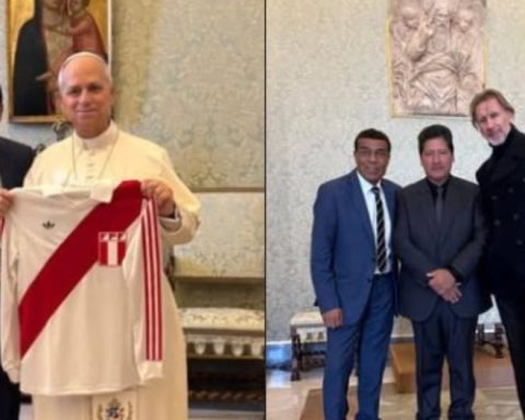 Pope Leo XIV receives historic jersey of the Peruvian team from Teófilo Cubillas