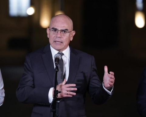 Premier Ernesto Álvarez announces the end of the gollerias in Petroperú