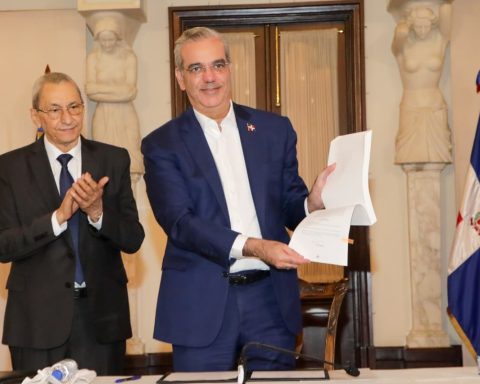 President Abinader approves Regulations for the application of Law 47-25 on Public Procurement