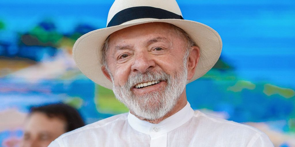 President Lula undergoes cataract surgery and is discharged from hospital