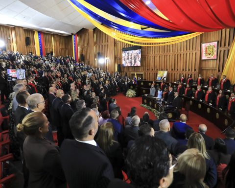 President in charge of Venezuela announces general amnesty law and closure of El Helicoide prison