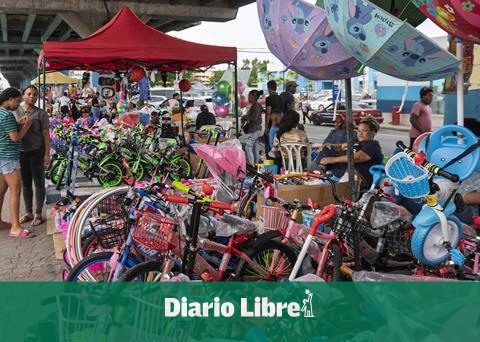 Prior to Three Kings' Day, toy purchases boost commerce