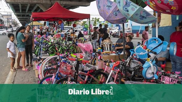 Prior to Three Kings' Day, toy purchases boost commerce