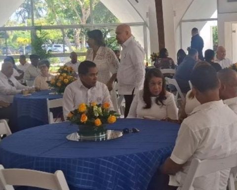 El salón Restauración reunió a unos 150  invitados.