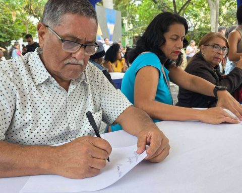 Pueblo sends letters of support to President Maduro and the first lady