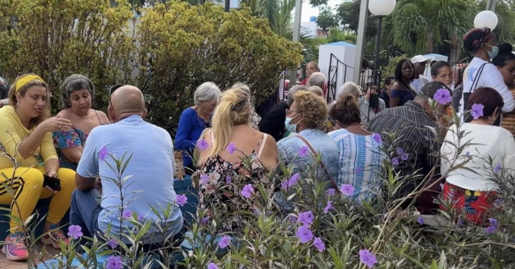 Queues of hundreds of people at the consultation for the consequences of chikungunya in Cuba