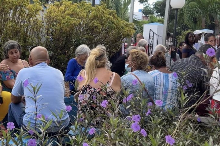 Queues of hundreds of people at the consultation for the consequences of chikungunya in Cuba