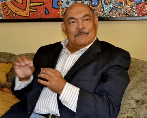 Ramón Alburquerque regresa al país para continuar tratamiento médico