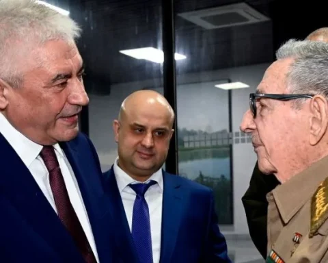 Vladímir Alexandrovich Kolokoltsev y Raúl Castro Ruz en La Habana, este 20 de enero