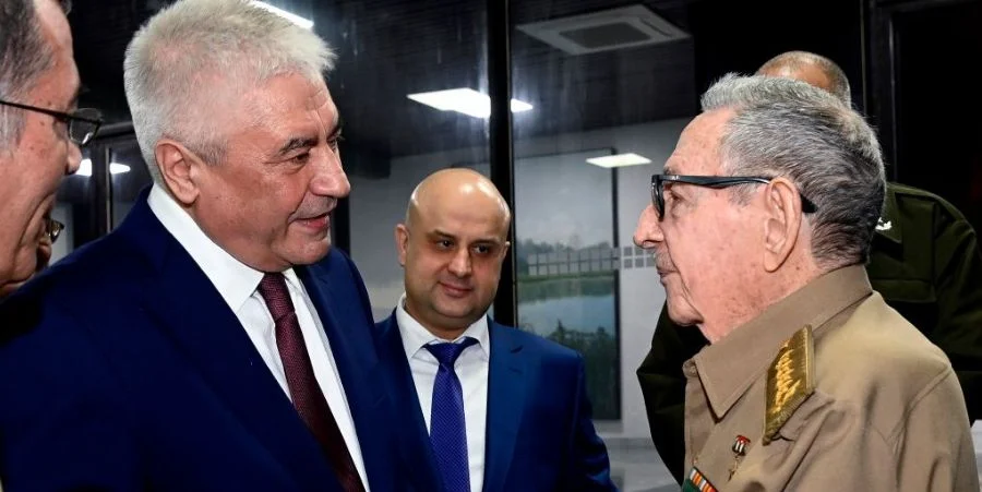 Vladímir Alexandrovich Kolokoltsev y Raúl Castro Ruz en La Habana, este 20 de enero