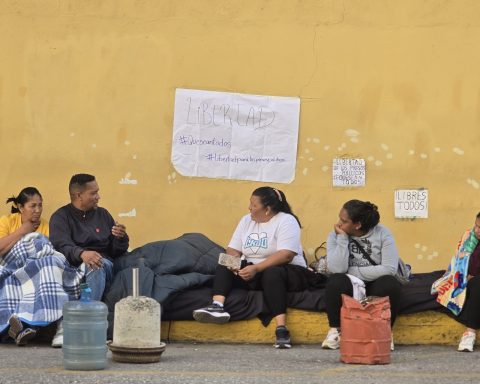 Relatives of political prisoners continue waiting while fear grows that releases will stop