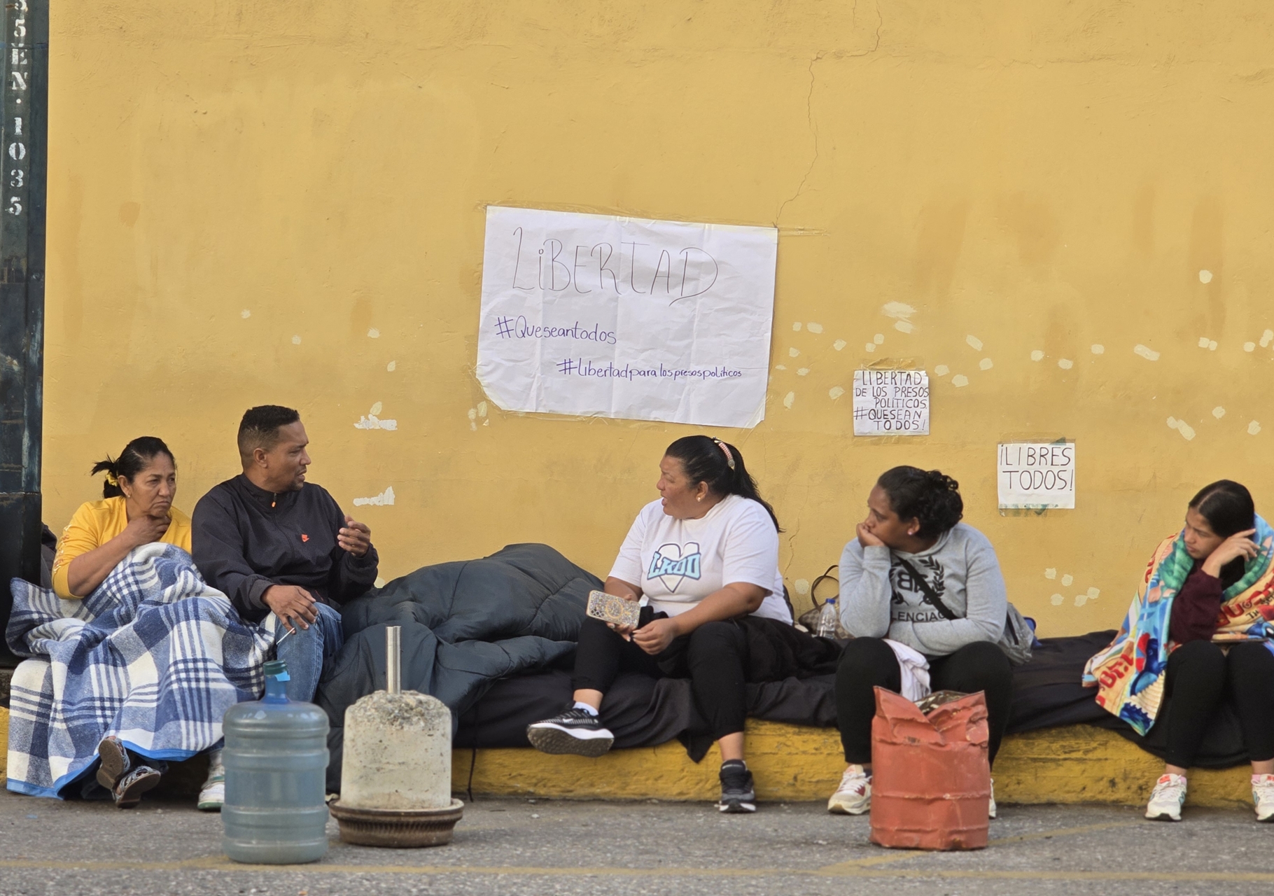 Relatives of political prisoners continue waiting while fear grows that releases will stop