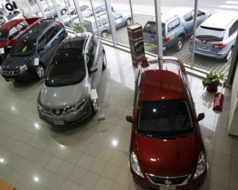Sales record: how many new cars were sold in 2025?