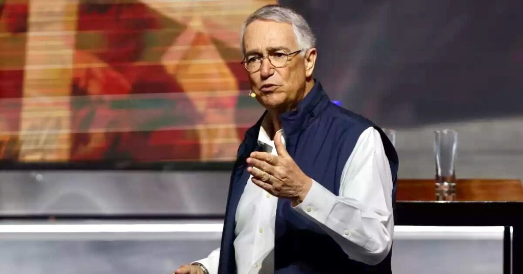 Salinas Pliego agrees to pay his million-dollar debt with the SAT in small installments