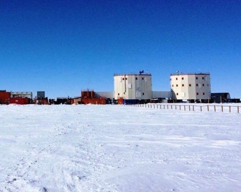 Científicos crean en la Antártida bóveda global de núcleos de hielo
