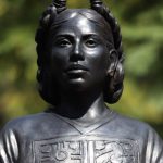 Sculptures of ancestor women arrive at the Paseo de las Heroínas in Reforma