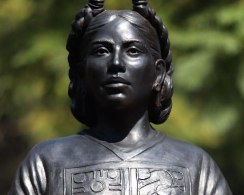 Sculptures of ancestor women arrive at the Paseo de las Heroínas in Reforma