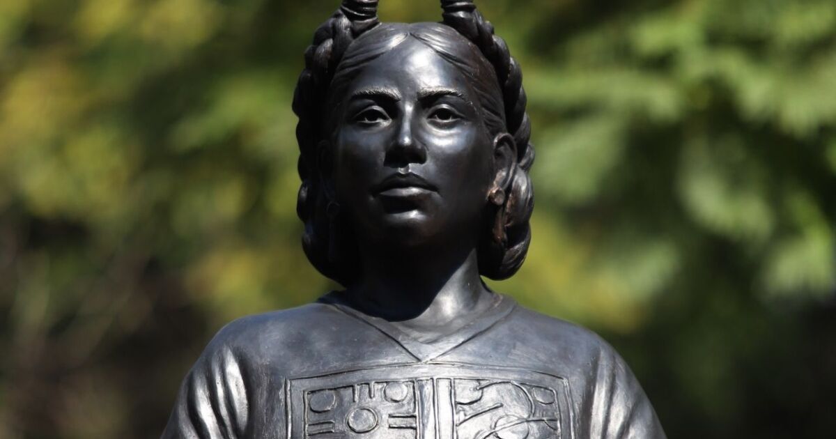 Sculptures of ancestor women arrive at the Paseo de las Heroínas in Reforma
