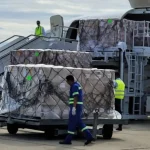 Descarga de la ayuda humanitaria enviada por Estados Unidos, en el Aeropuerto Internacional "Frank País", de Santiago de Cuba, este viernes