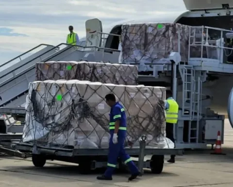 Descarga de la ayuda humanitaria enviada por Estados Unidos, en el Aeropuerto Internacional "Frank País", de Santiago de Cuba, este viernes