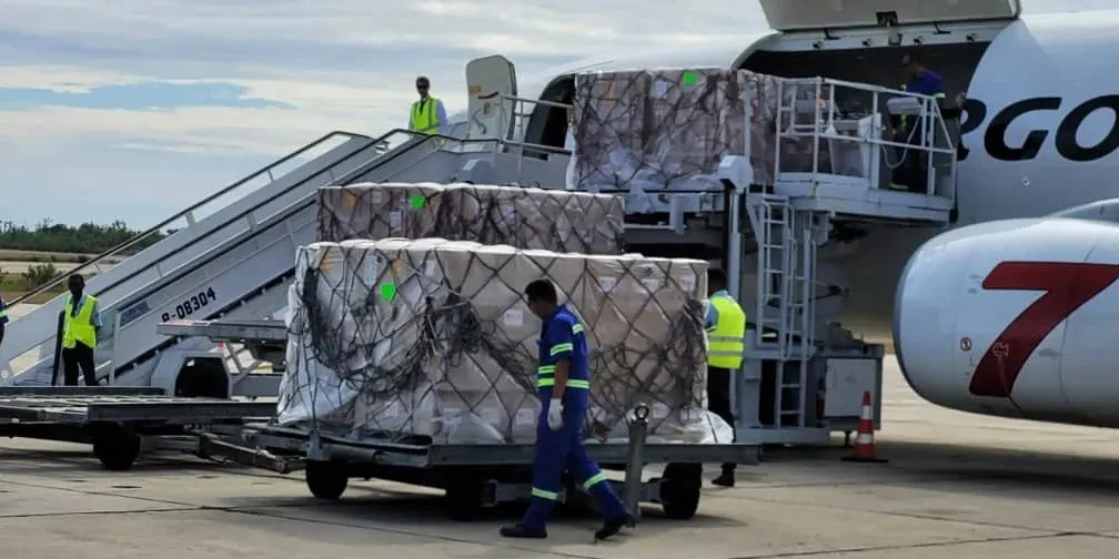 Descarga de la ayuda humanitaria enviada por Estados Unidos, en el Aeropuerto Internacional "Frank País", de Santiago de Cuba, este viernes