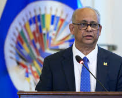 Secretary General of the OAS arrives in Peru to address democratic governance and regional security