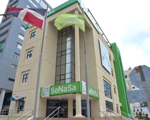 Senasa admite retrasos en entrega de medicamentos y promete agilizar autorizaciones