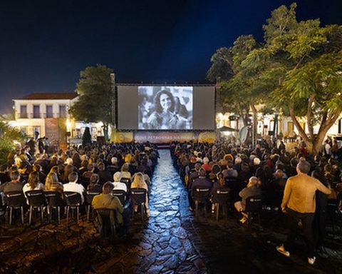 Session in the square excites the audience at the Tiradentes Exhibition