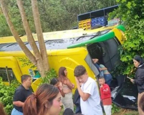Seven injured after a bus with 40 passengers overturns on the Sabanalarga - Medellín road