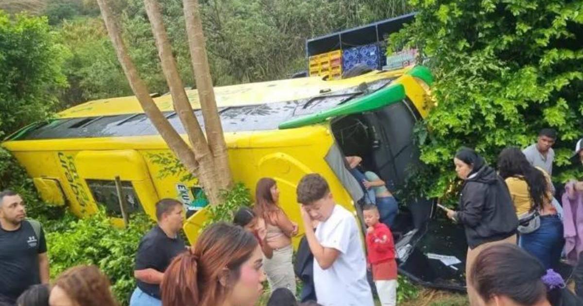 Seven injured after a bus with 40 passengers overturns on the Sabanalarga - Medellín road