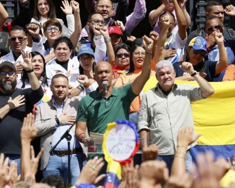 Social movements swear to work for the return of Maduro and Cilia