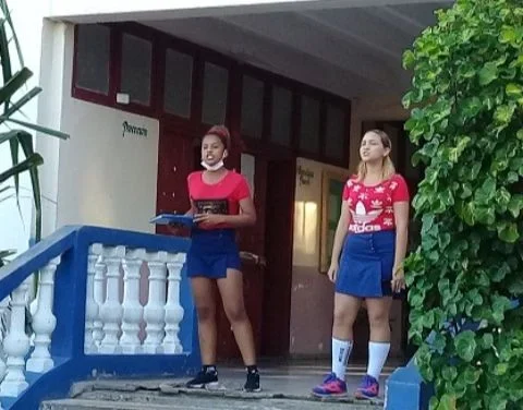 Dos estudiantes en el IPU "Elvira Cape", en Songo La Maya